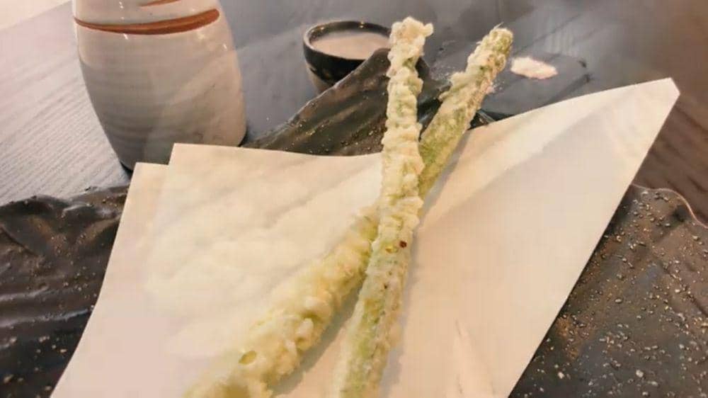 ilustrasi tempura asparagus (youtube.com/逢禅天ぷらチャンネル / AIZEN TEMPURA CHANNEL)