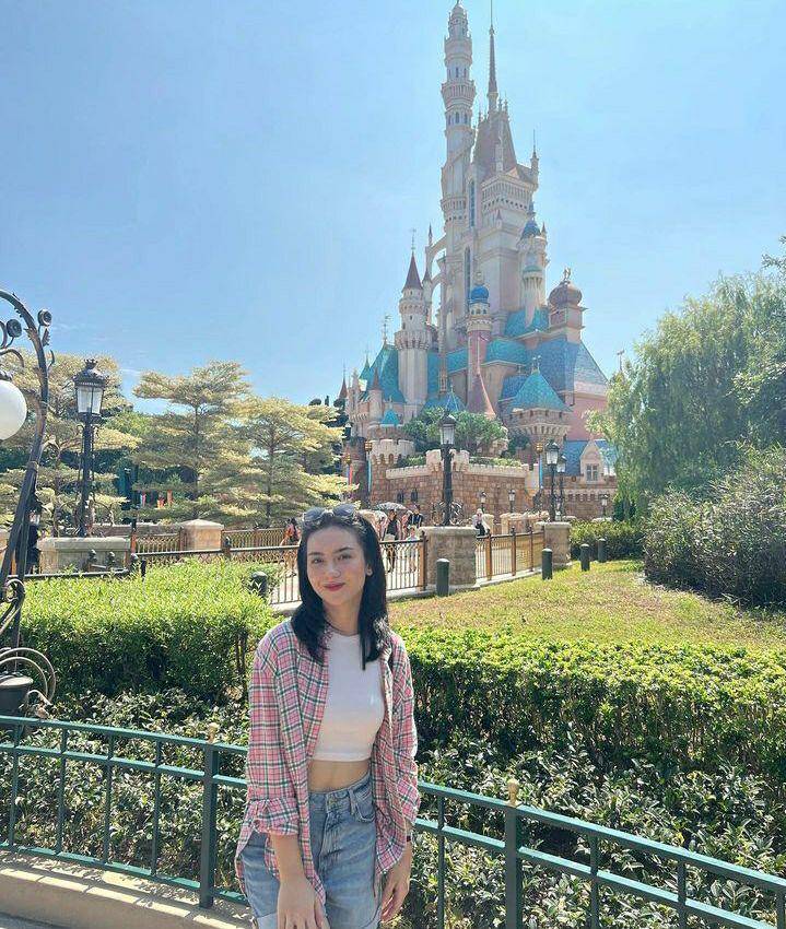 potret liburan Ersya Aurelia di Hong Kong, seru main ke Disneyland (instagram.com/ersyaurel)