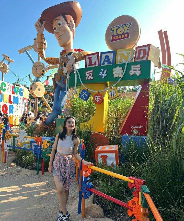 potret liburan Ersya Aurelia di Hong Kong, seru main ke Disneyland (instagram.com/ersyaurel)