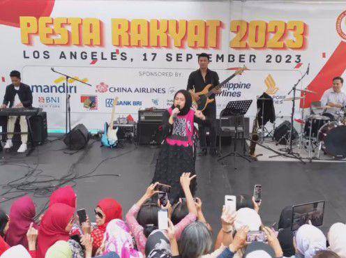 Ikke di Pesta Rakyat (Instagram.com/ikkenurjanah0518)