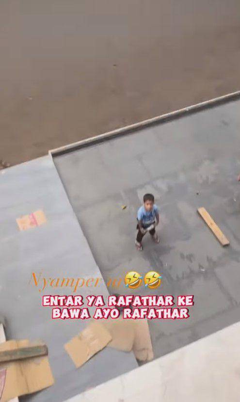 Rafathar main dengan anak komplek (YouTube.com/lookatme)