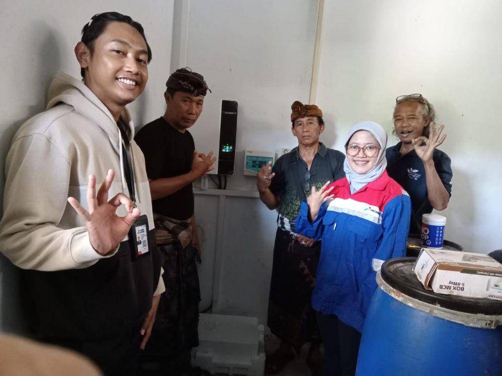 PT Pertamina (Persero) melalui PT Pertamina Patra Niaga Regional Jatimbalinus DPPU Ngurah Rai memberdayakan masyarakat Desa Adat Kedonganan di Bali melalui pemanfaatan Pembangkit Listrik Tenaga Surya (PLTS) dalam mendukung sistem pengelolaan sampah yang lebih baik. (Dok. Pertamina)