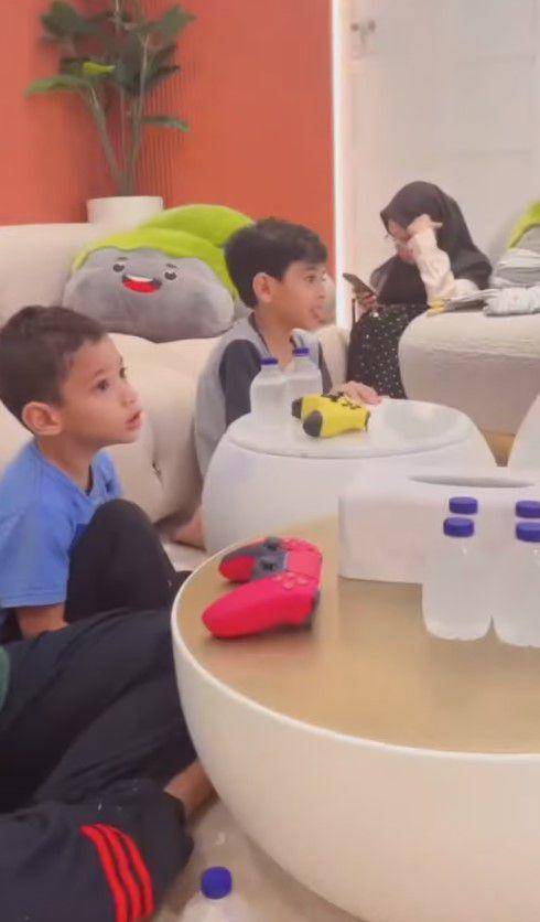 Rafathar main dengan anak komplek (YouTube.com/lookatme)