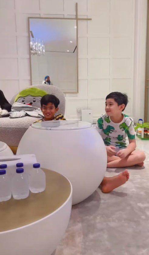 Rafathar main dengan anak komplek (YouTube.com/lookatme)