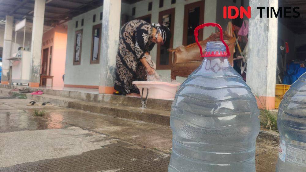 Seorang warga memanfaatkan air bersih dari Polsek Bojongsari untuk keperluan mencuci pakaian di wilayah Duren Mekar, Bojongsari, Kota Depok. (IDNTimes/Dicky)