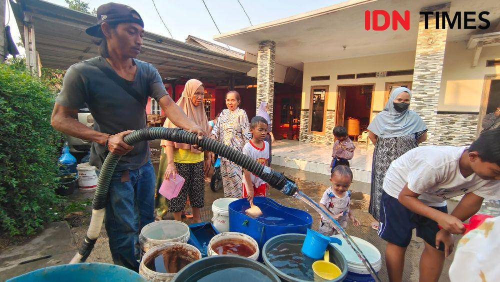 Penyaluran air bersih dari Polsek Bojongsari kepada warga terdampak kekeringan di wilayah Duren Memkar, Bojongsari, Kota Depok. (IDNTimes/Dicky)