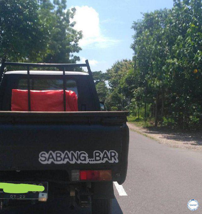9 Tulisan Kocak di Belakang Mobil, Bikin Gagal Fokus!