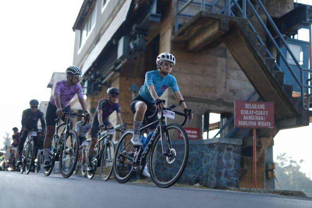 Kediri Dholo KOM Challenge 2023 yang menjadi penentu East Java Trilogy melewati tempat-tempat ikonik di Kabupaten Kediri, salah satunya melewati Bandara Internasional Dhoho Kediri yang telah memasuki tahap penyelesaian, Minggu (24/9). (Dok. Humas Pemkab Kediri)