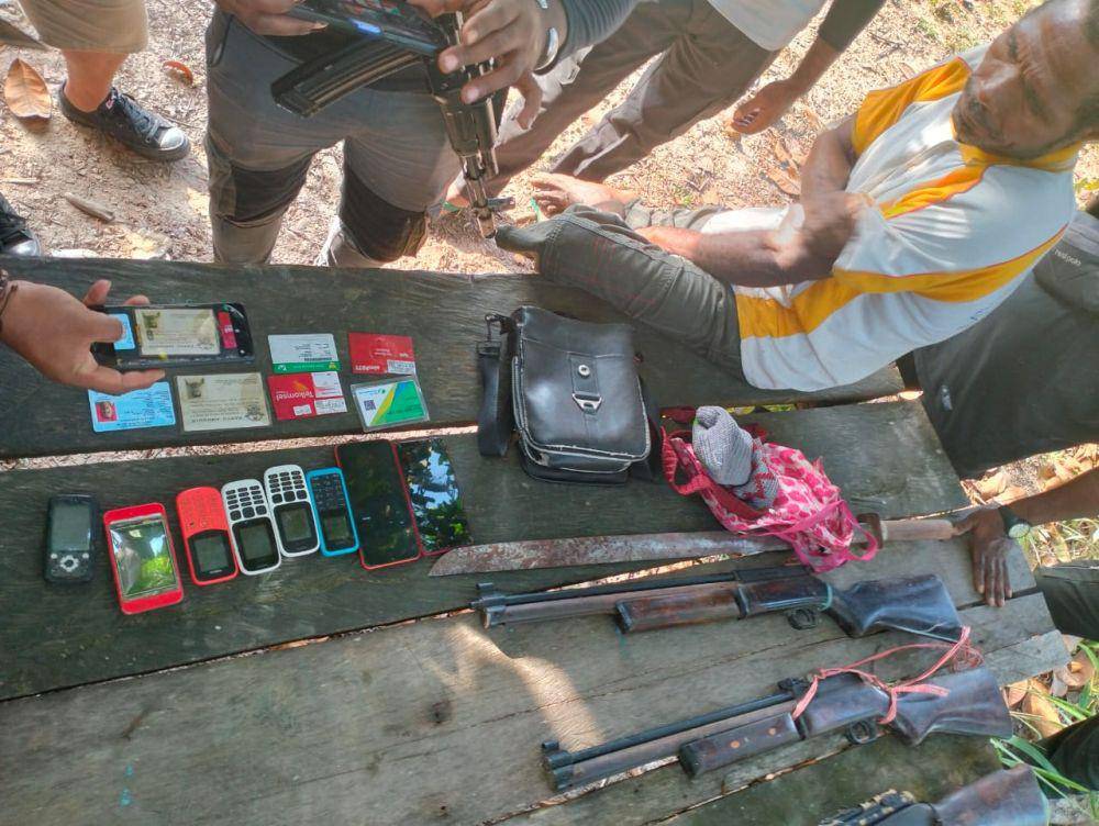 Anggota KST Papua Barat bersama barang bukti saat diamankan personel TNI. (IDN Times/Istimewa)