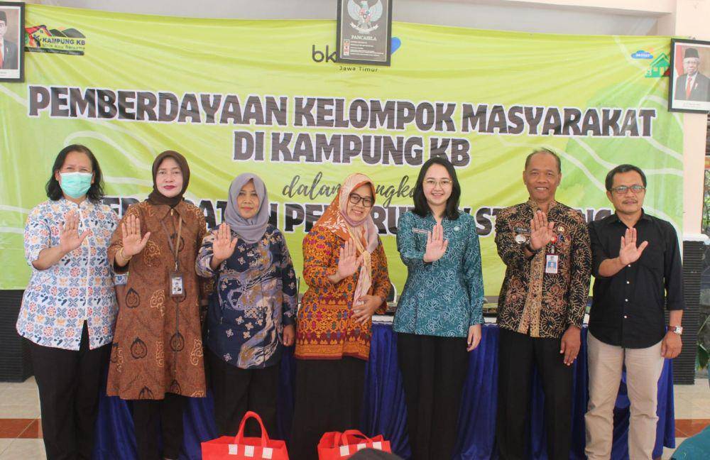 Ketua Tim Penggerak PKK Kabupaten Kediri, Eriani Annisa Hanindhito, saat membuka workshop Pemberdayaan Percepatan Penurunan Stunting dan Fasilitasi Pengembangan Dashat di Aula Kecamatan Gampengrejo, Jumat (22/9). (Dok. Pemkab Kediri)
