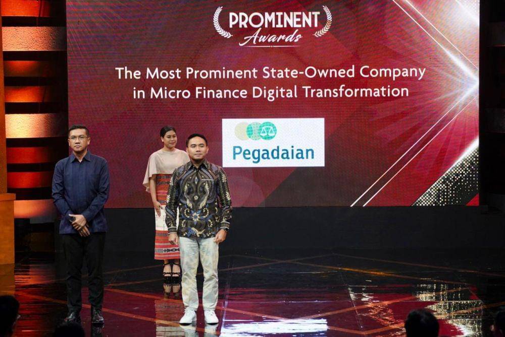 Pegadaian menerima penghargaan untuk kategori “The Most Prominent State Owned Company in Micro Finance Digital Transformation” (Dok. Pegadaian)