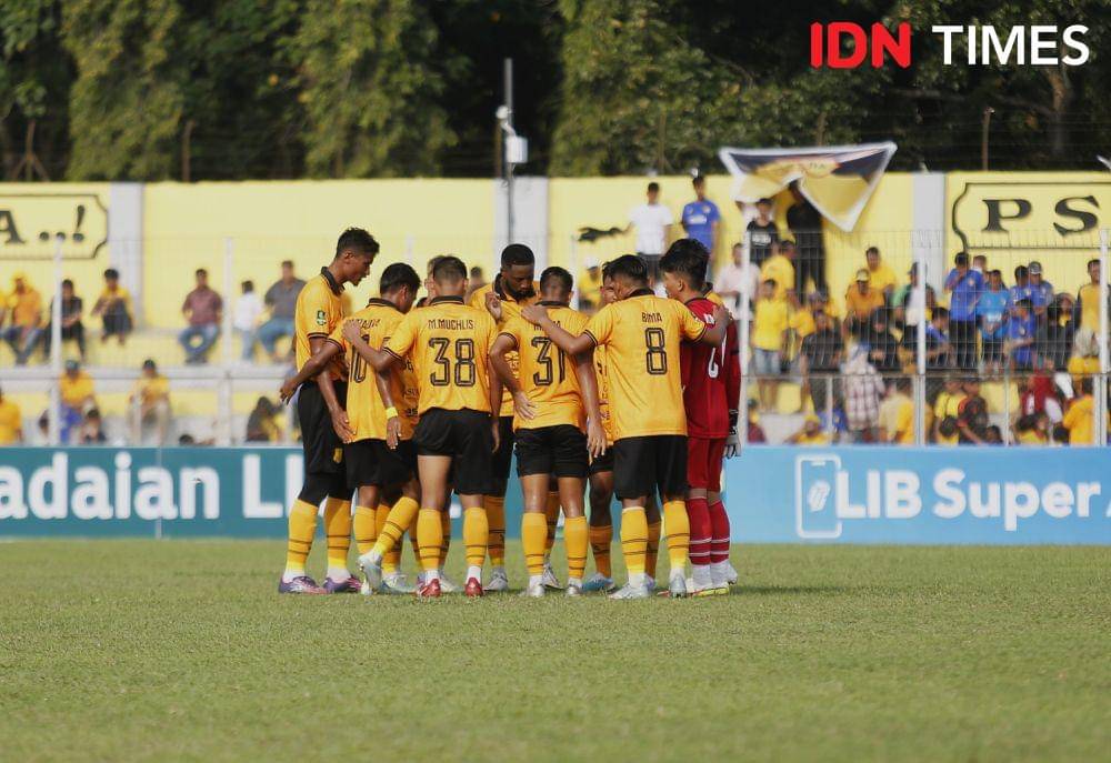 Skuat PSDS Deli Serdang siap hadapi Sriwijaya di Stadion Baharoeddin Siregar Lubukpakam, Senin (25/9/2023) (IDN Times/Doni Hermawan)