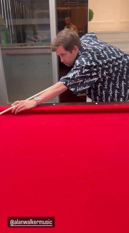 potret Raffi tanding biliar dengan Alan Walker (instagram.com/raffinagita1717)