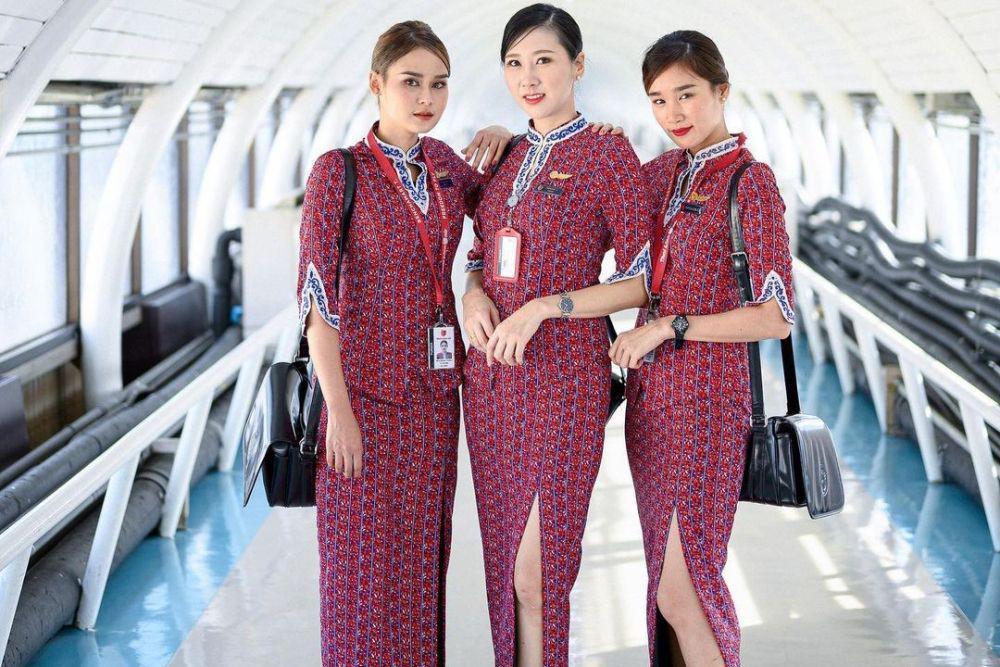 Kenapa Ada Belahan di Rok Pramugari? Ini 3 Alasannya
