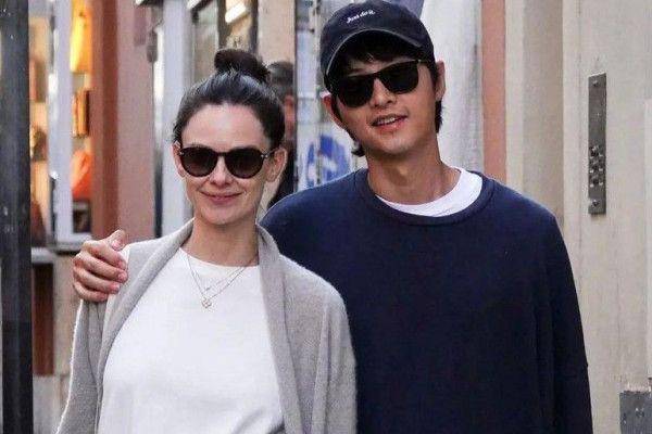 Song Joong Ki dan istri (Weibo.com/sjkwings1985)