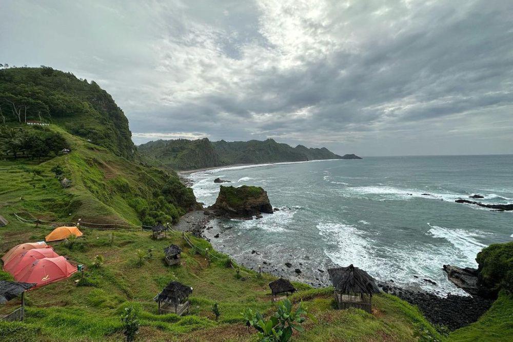 Pesona Pantai Menganti, Indahnya Pasir Putih di Balik Perbukitan