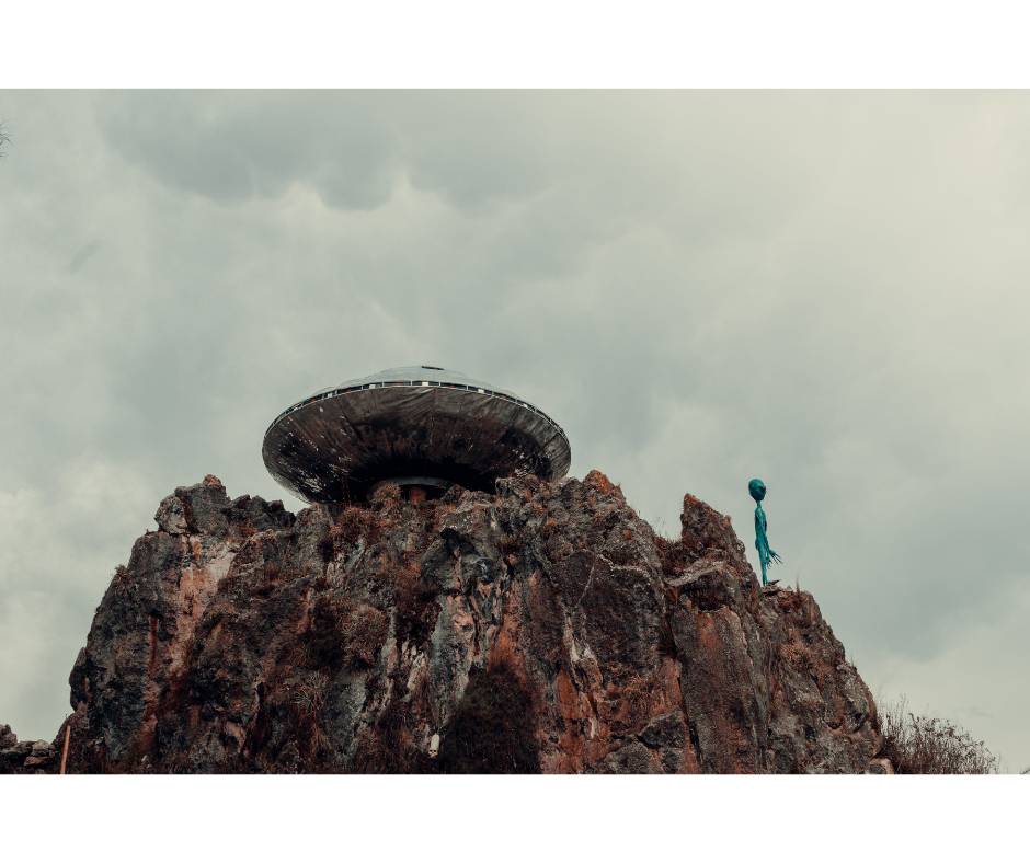 ilustrasi ufo dan alien (pexels.com/Rodrigo Arrosquipa)