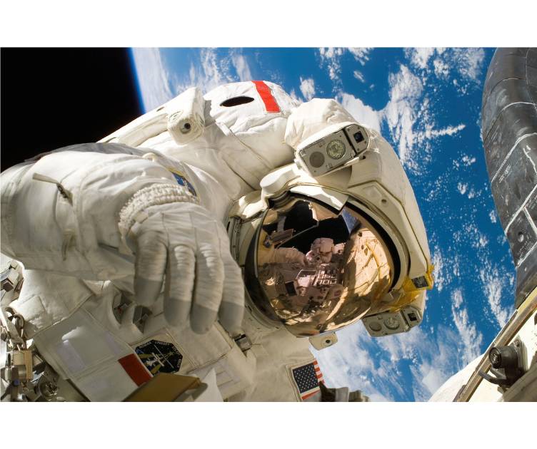 ilustrasi astronot dan bumi (pexels.com/pixabay)