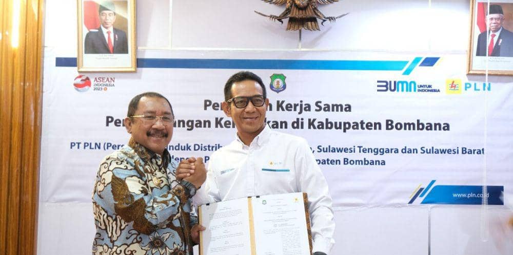 Bupati Bombana Burhanuddin (kiri) dan General Manager PLN UID Sulselrabar M. Andy Adchaminoerdin. (Dok. PLN UID Sulselrabar)
