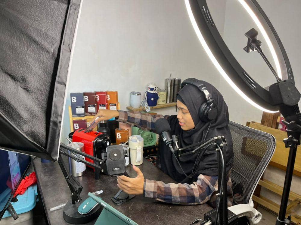 Agita, ibu rumah tangga di Kabupaten Maros, Sulawesi Selatan, membantu perekonomian keluarga dengan menjadi kreator konten. (Dok. Istimewa)