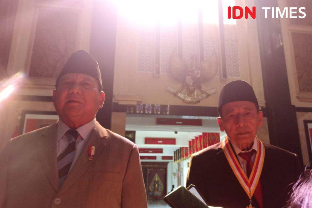 Menhan Prabowo Subianto beri Penganugerahan Dharma Pertahanan kepada Anggota Wantimpres Maulana Al Habib Muhammad Lutfhi bin Ali Bin Yahya di Kantor Kemenhan, Jakarta Pusat (IDN Times/Yosafat Diva Bayu Wisesa)