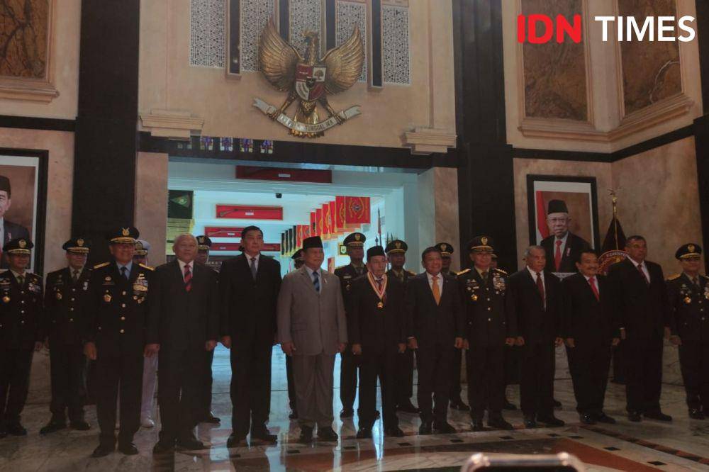 Menhan Prabowo Subianto beri Penganugerahan Dharma Pertahanan kepada Anggota Wantimpres Maulana Al Habib Muhammad Lutfhi bin Ali Bin Yahya di Kantor Kemenhan, Jakarta Pusat (IDN Times/Yosafat Diva Bayu Wisesa)