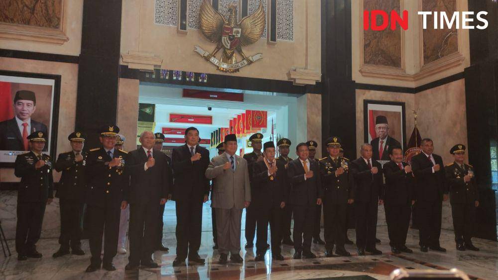 Menhan Prabowo Subianto beri Penganugerahan Dharma Pertahanan kepada Anggota Wantimpres Maulana Al Habib Muhammad Lutfhi bin Ali Bin Yahya di Kantor Kemenhan, Jakarta Pusat (IDN Times/Yosafat Diva Bayu Wisesa)