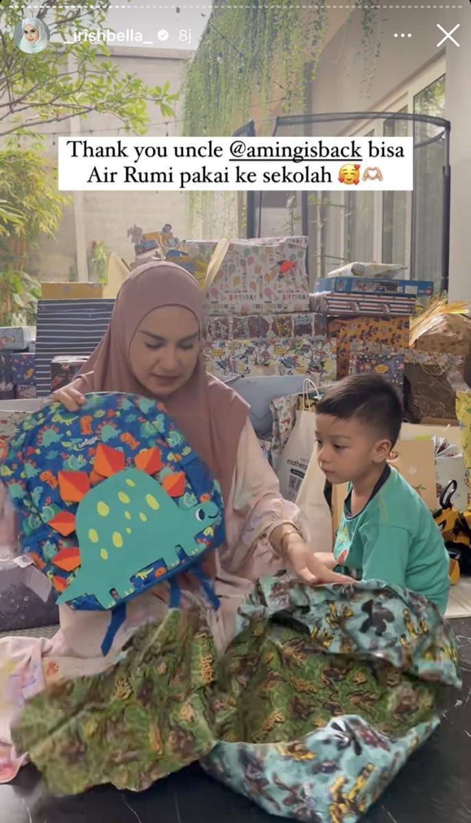 potret Irish Bella unboxing kado ulang tahun Air Rumi (Instagram.com/_irishbella_)