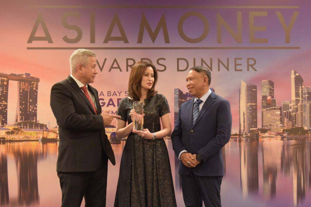 Bank Mandiri semakin mengukuhkan diri sebagai bank terbaik di Indonesia untuk solusi perbankan digital atau Best Bank for Digital Solution in Indonesia. Gelar ini diterima Bank Mandiri pada ajang Asiamoney Best Bank Award 2023 di Singapura pada Selasa, (26/9/2023). (Dok. Bank Mandiri)
