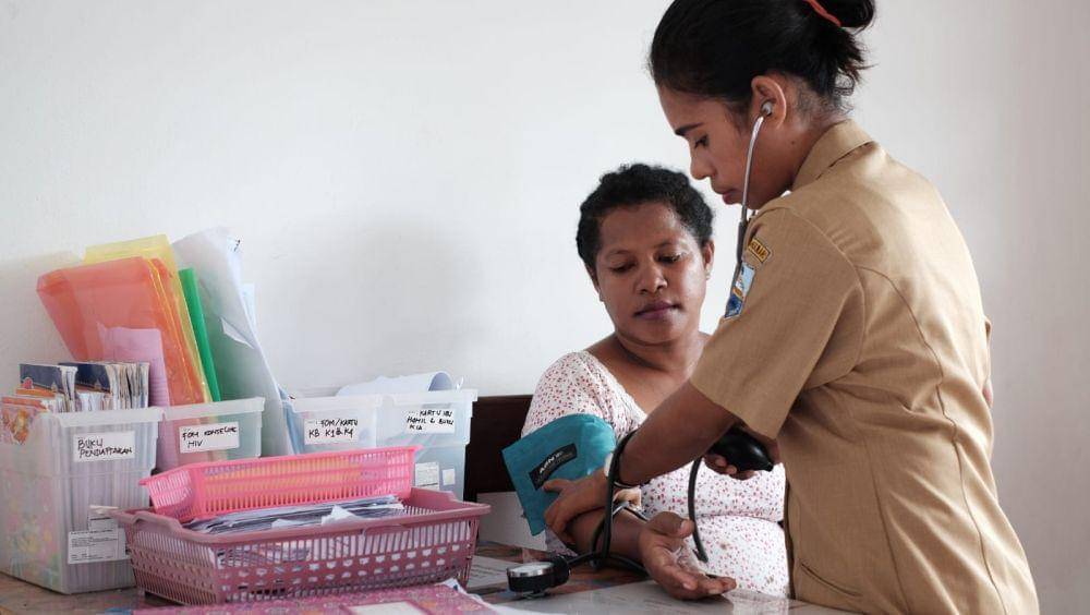 Ilustrasi seseorang sedang diperiksa dokter. (Dok. Kemenkeu)