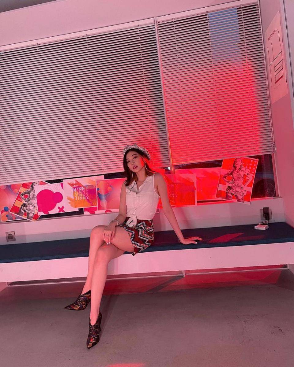 ide padu padan rok mini ala Jinny Secret Number (instagram.com/secretnumber.official)