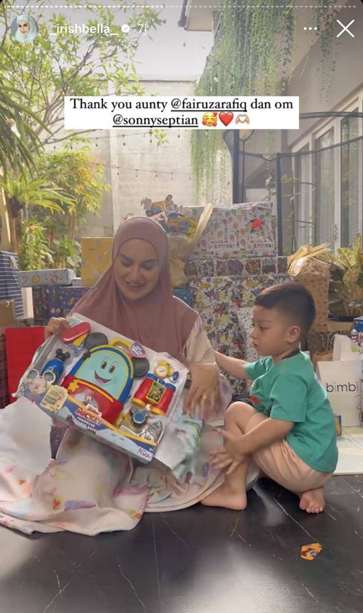 potret Irish Bella unboxing kado ulang tahun Air Rumi (Instagram.com/_irishbella_)