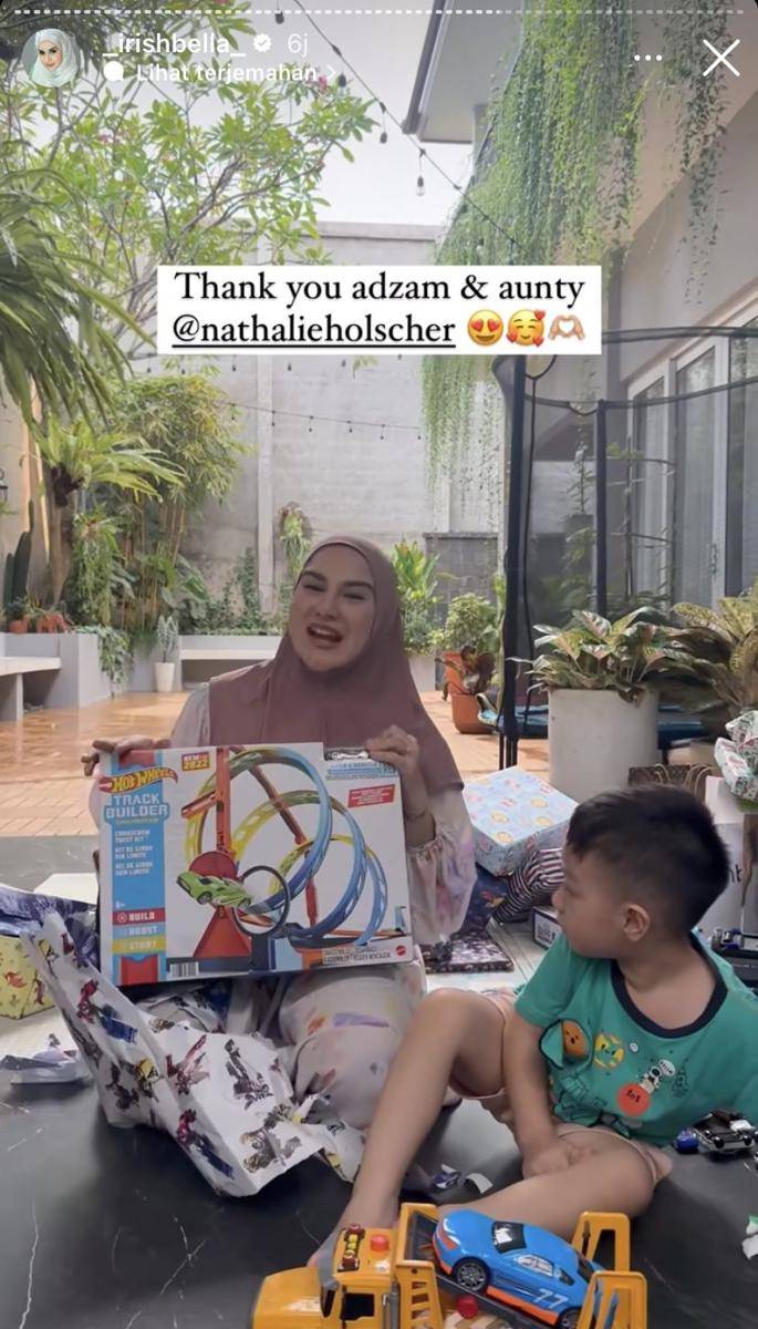 potret Irish Bella unboxing kado ulang tahun Air Rumi (Instagram.com/_irishbella_)