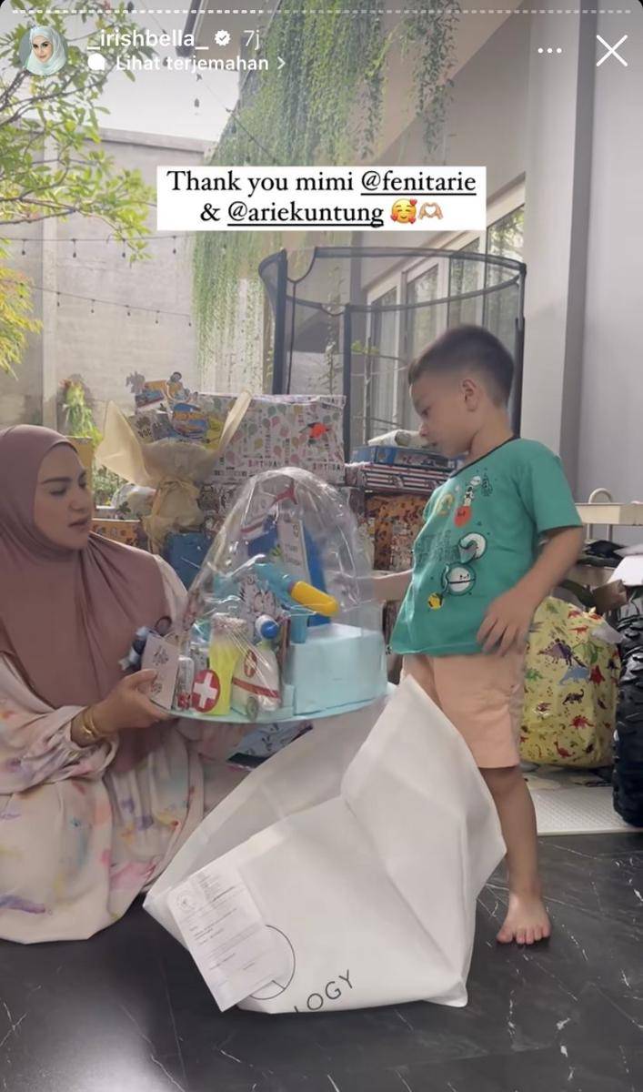 potret Irish Bella unboxing kado ulang tahun Air Rumi (Instagram.com/_irishbella_)