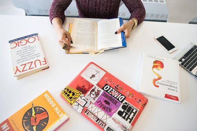 ilustrasi membaca buku ilmiah (unsplash.com/Christina @ wocintechchat.com)