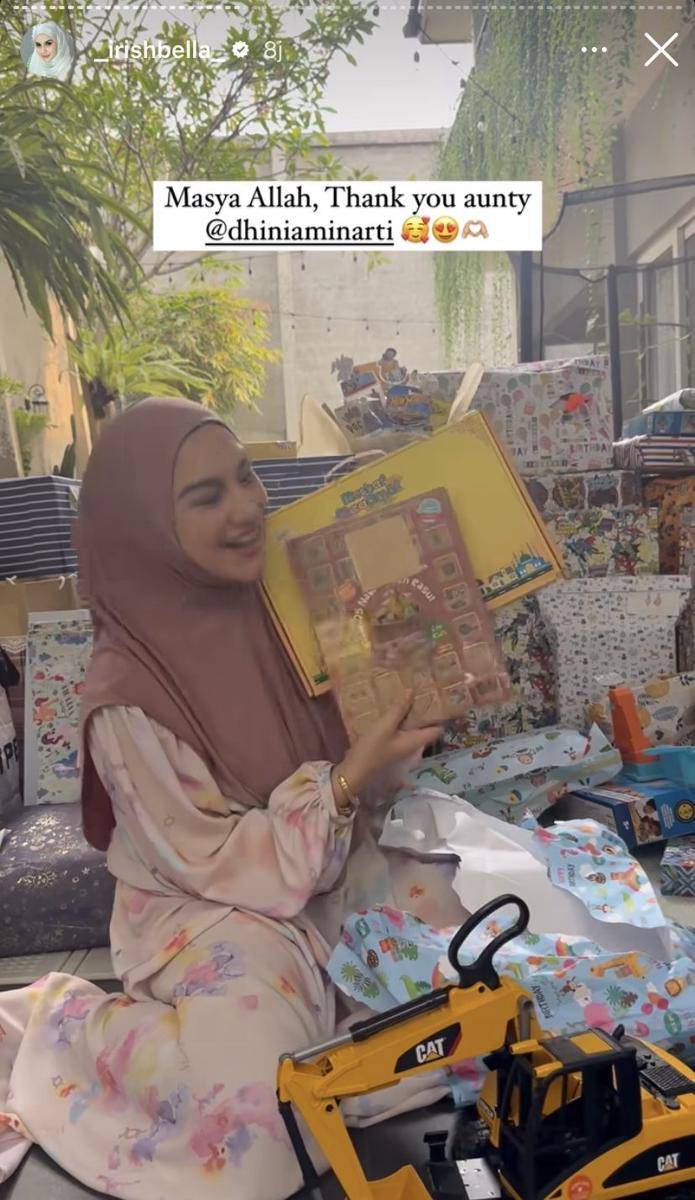 potret Irish Bella unboxing kado ulang tahun Air Rumi (Instagram.com/_irishbella_)