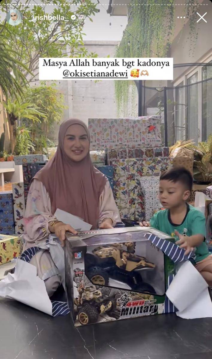 potret Irish Bella unboxing kado ulang tahun Air Rumi (Instagram.com/_irishbella_)