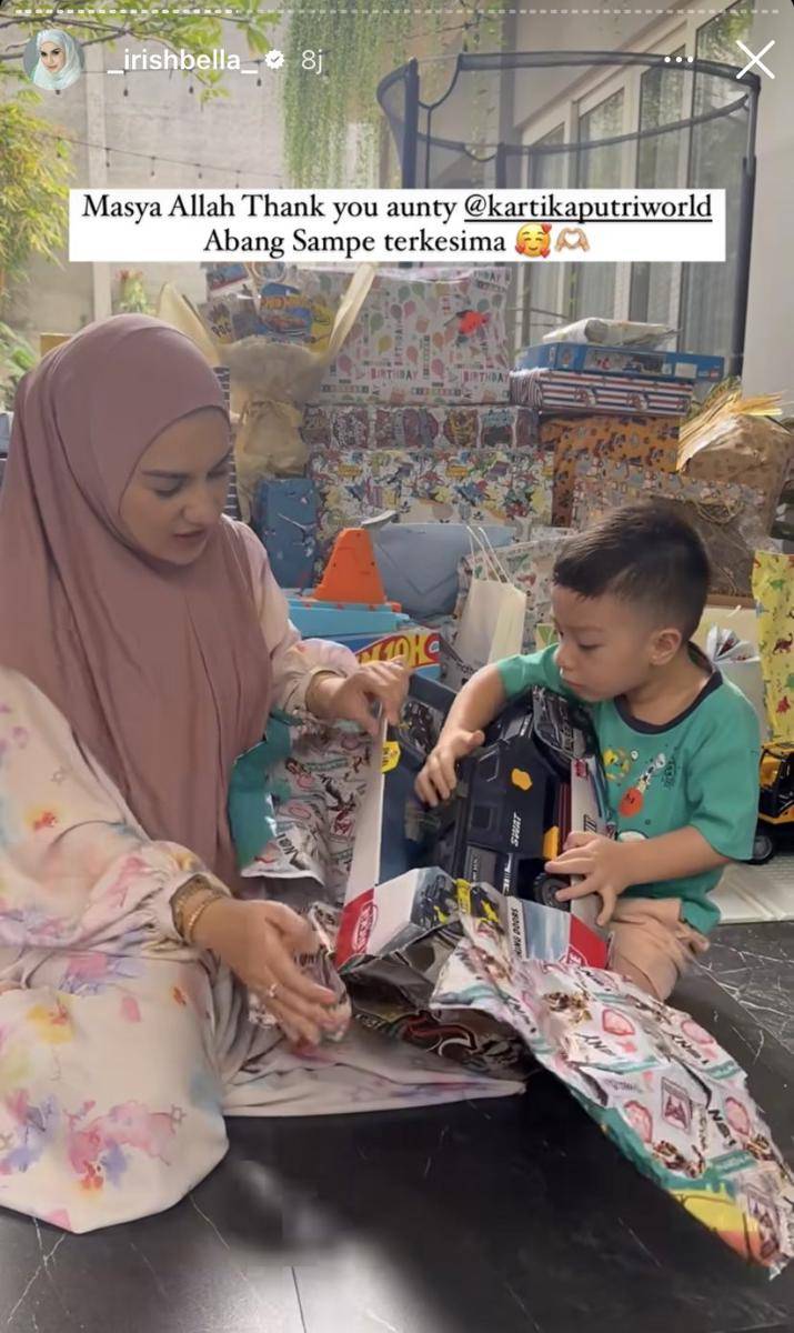 potret Irish Bella unboxing kado ulang tahun Air Rumi (Instagram.com/_irishbella_)