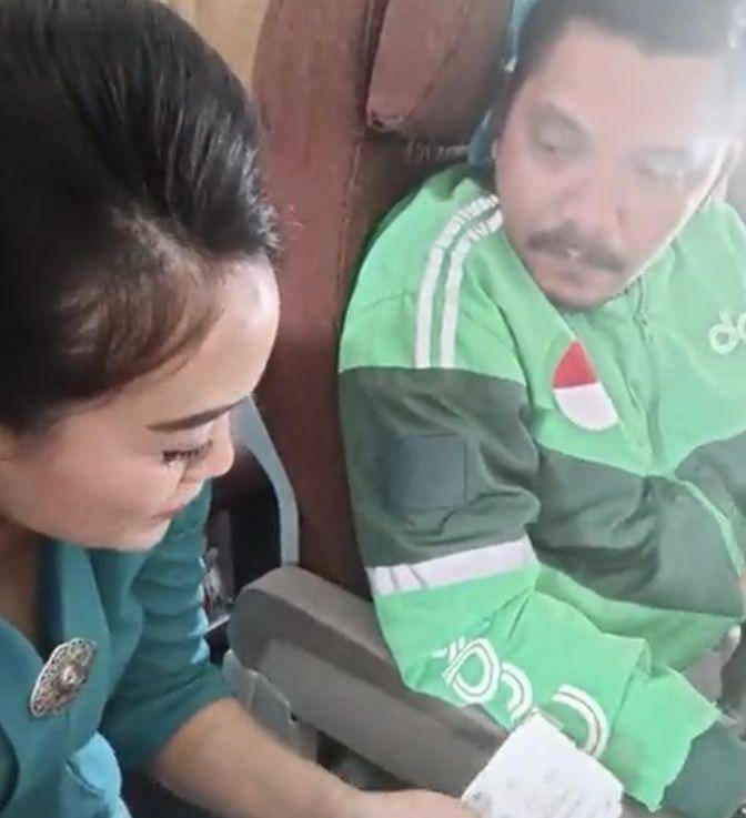 Seorang pramugari saat mengecek tiket pesawat Erwin Siahaan (Twitter @Penyuka_ombak)