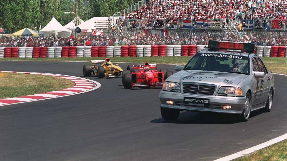 Mercedes-Benz C36 AMG sebagai safety car balap F1 (formula1.com)