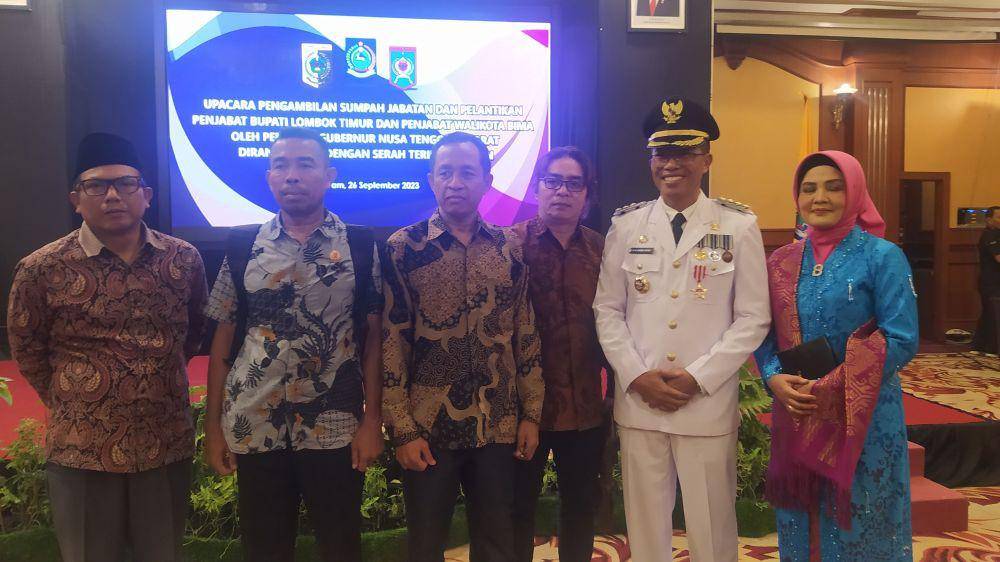 Penjabat Bupati Lotim, M Juaini Taofik menggelar foto bersama usai dilantik (dok. Ruhaili)