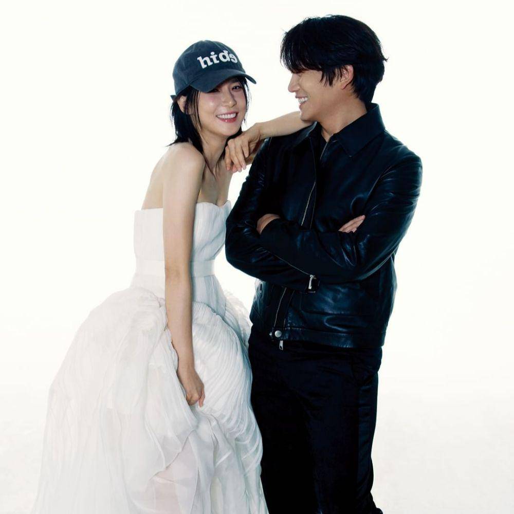 Ji Sung dan Lee Bo Young di pemotretan Allure Korea (instagram.com/allurekorea)
