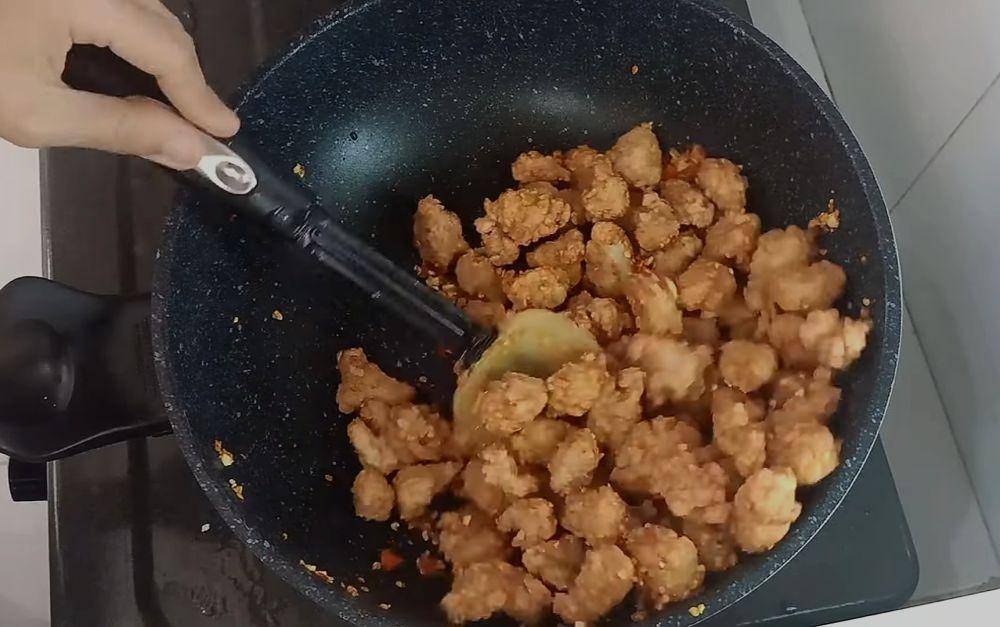 ilustrasi memasak ayam cabe bawang (youtube.com/DAPUR A2)