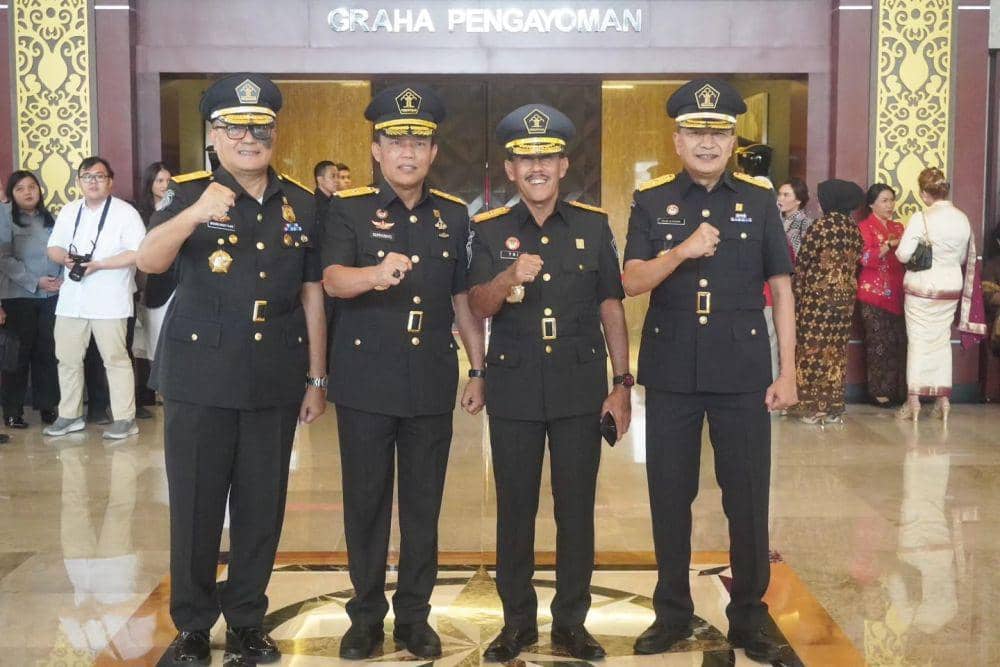Kepala Divisi Keimigrasian, Kemenkumham Jateng Wishnu Daru Fajar berfoto bersama Kepala Kemenkumham Jateng yang definitif Tejo Harwanto dan dua pejabat lain seusai kegiatan mutasi jabatan. (IDN Times/Dok Humas Kemenkumham Jateng)