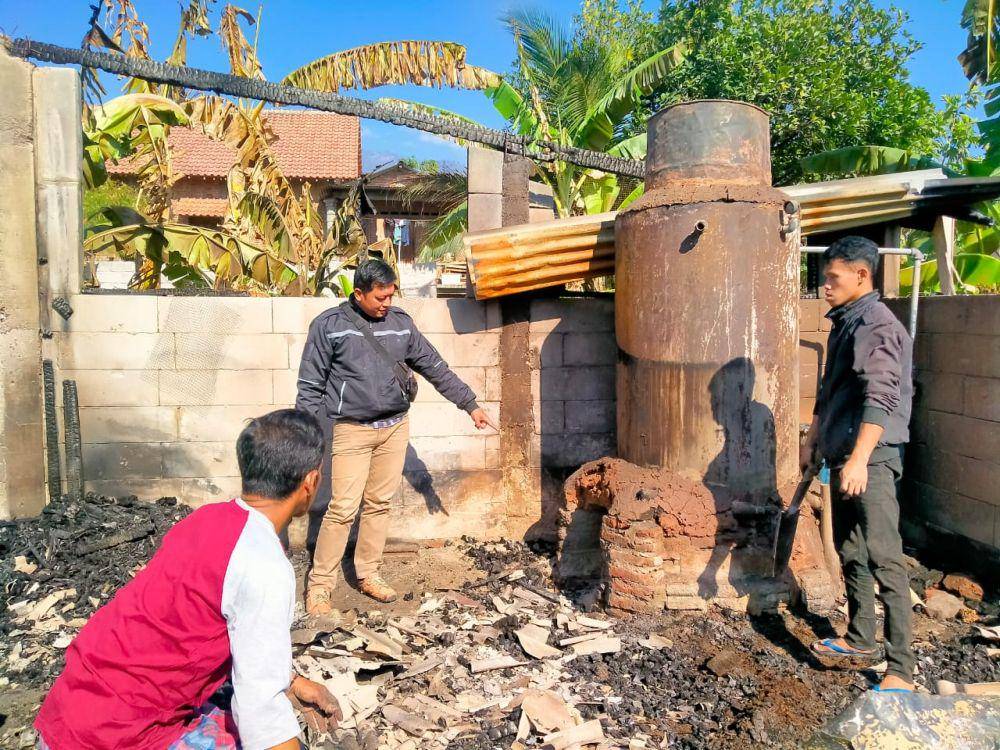 Polisi saata melakukan olah TKP di pabrik kerupuk terbakar/ IDN Times/ Riyanto