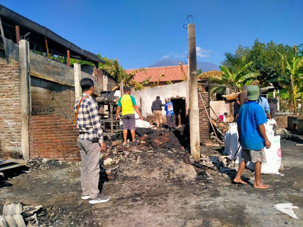 Polisi saata melakukan olah TKP di pabrik kerupuk terbakar/ IDN Times/ Riyanto