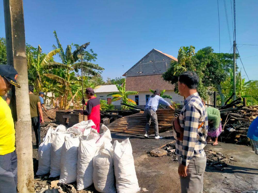 Polisi saata melakukan olah TKP di pabrik kerupuk terbakar/ IDN Times/ Riyanto