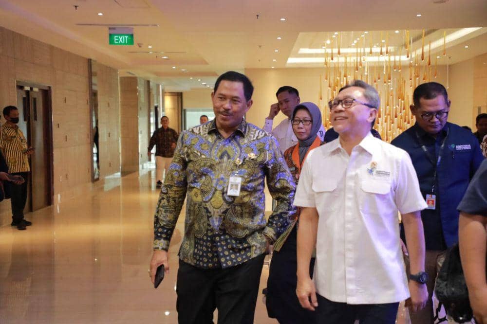 Pj Gubernur Jateng Nana Sudjana berjalan beriringan dengan Mendag Zulkifli Hasan saat menghadiri acara pertemuan dengan serikat penerbitan surat di Gimana Tower Hotel Semarang. (IDN Times/Dok Humas Pemprov Jateng)