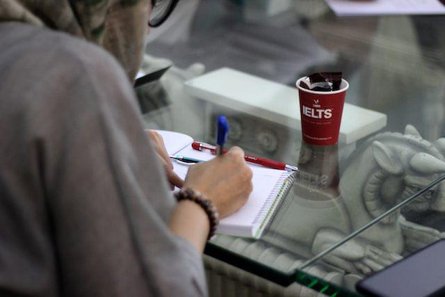5 Tips Tingkatkan Skill Writing IELTS dan Raih Skor Tertinggi