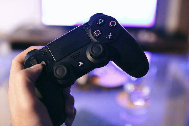 ilustrasi controller DualShock 4 konsol PS4 (pexels.com/@jeshoots)